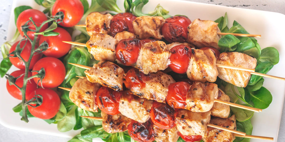 Brochetas de pollo caprese con pesto