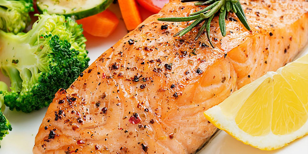 Salmón fresco sencillo con limón y ajo