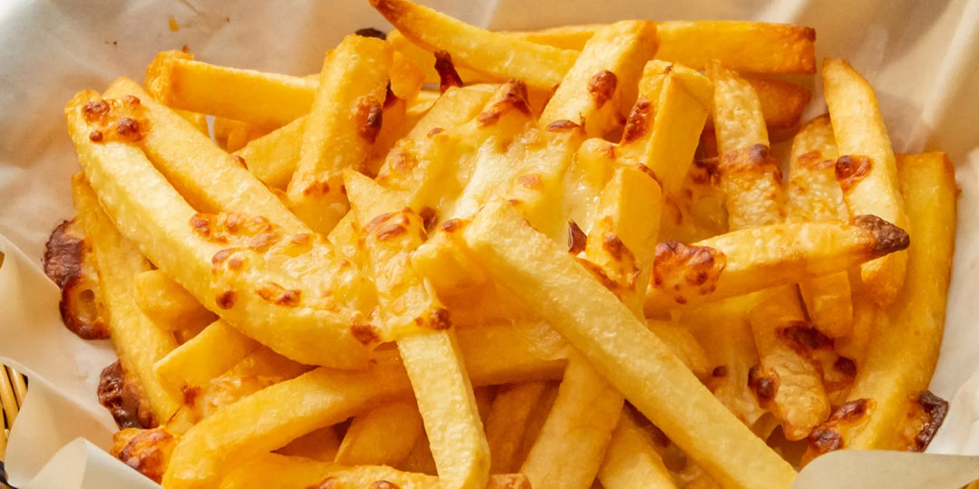 Patatas fritas crujientes caseras de la freidora de aire caliente